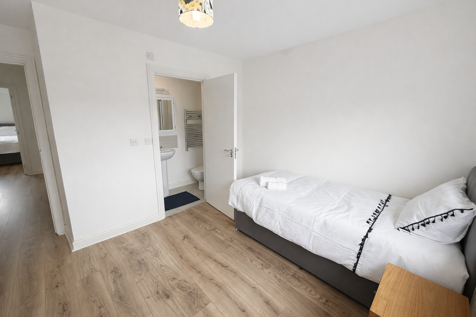 Single bedroom with private en-suite bathroom